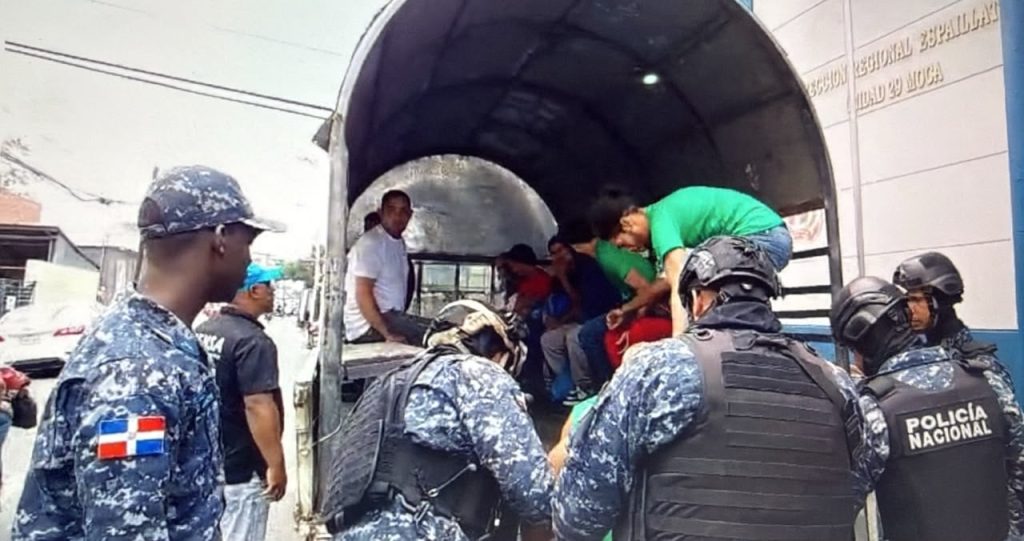VIDEO: Trasladan decenas de presos desde el cuartel policial de Moca hacia CCR-La Isleta