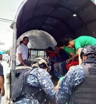 VIDEO: Trasladan decenas de presos desde el cuartel policial de Moca hacia CCR-La Isleta