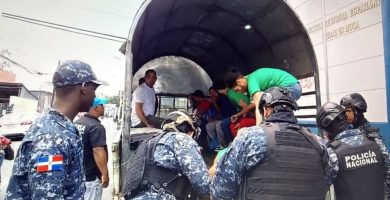 VIDEO: Trasladan decenas de presos desde el cuartel policial de Moca hacia CCR-La Isleta
