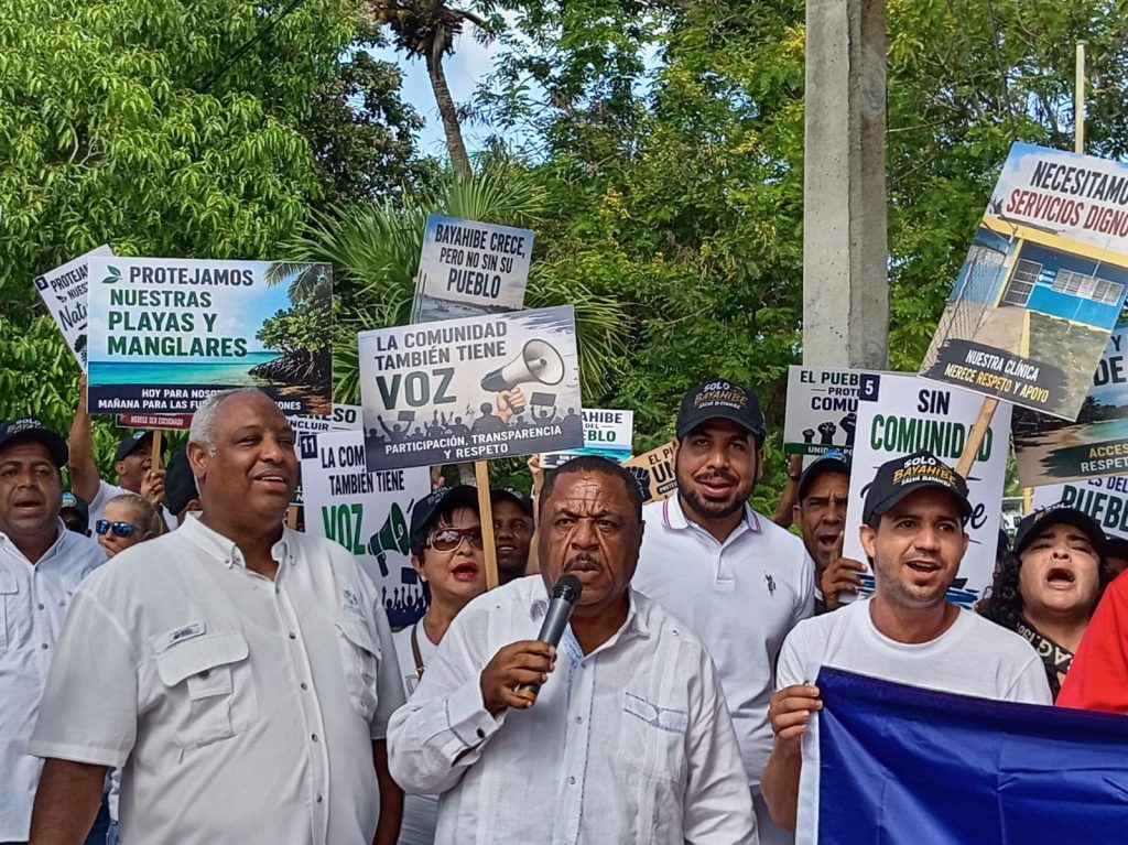 VIDEO:Realizan marcha pacífica en Bayahíbe en defensa del acceso a playa pública