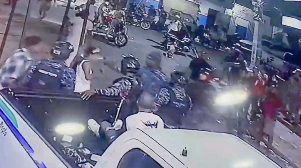Joven denuncia agresión con gas pimienta en incidente con oficial policial en el Ensanche Luperón