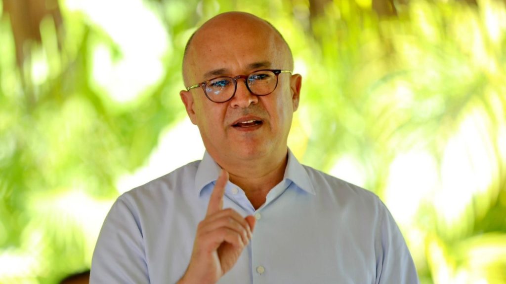 Aspirante presidencial del PLD denuncia atraco de encapuchados a sus allegados en Santiago