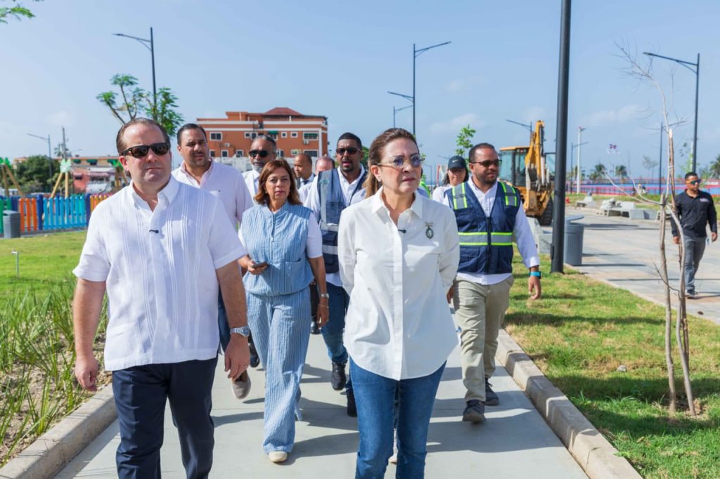 Carolina Mejía y José Paliza afinan detalles para la gran apertura del Paseo 30 de Mayo