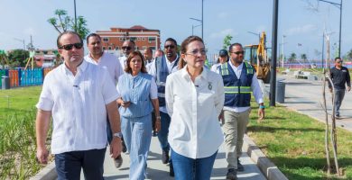 Carolina Mejía y José Paliza afinan detalles para la gran apertura del Paseo 30 de Mayo