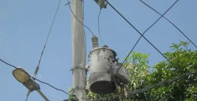 VIDEO: Denuncian explosión de transformador deja apagón de tres días en Quisqueya de Azua