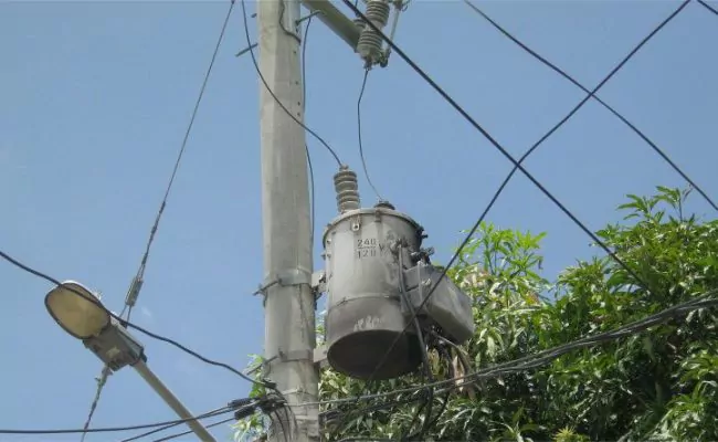 VIDEO: Denuncian explosión de transformador deja apagón de tres días en Quisqueya de Azua