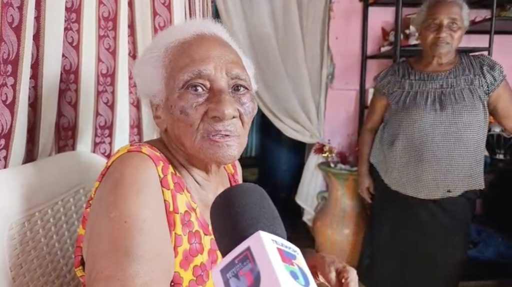 Una mujer de 72 años y su madre de 90 luchan para cubrir tratamientos médicos