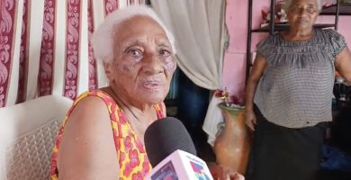 Una mujer de 72 años y su madre de 90 luchan para cubrir tratamientos médicos
