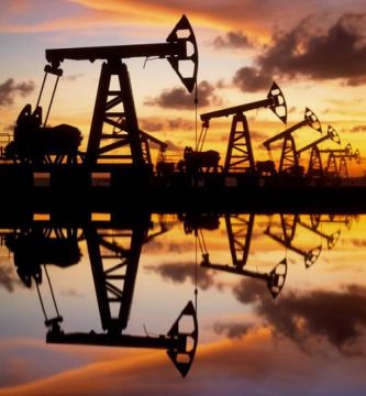 El petróleo de Texas sube un 2,4 % tras los ataques entre Estados Unidos e Irán
