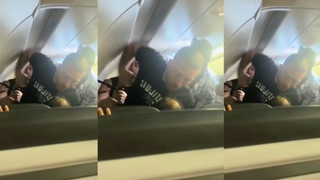 Exjugador neutraliza a pasajero que intentó abrir puerta de emergencia en vuelo