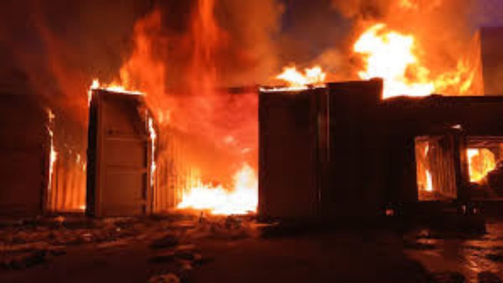Incendio en la madrugada deja varias estructuras dañadas en San Juan; no se reportan pérdidas humana
