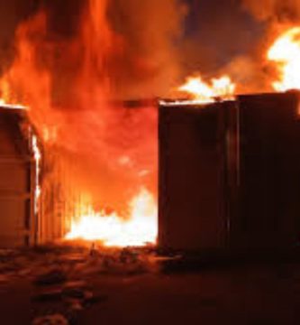 Incendio en la madrugada deja varias estructuras dañadas en San Juan; no se reportan pérdidas humana