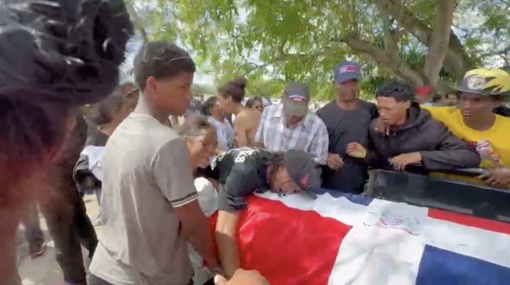 Sepultan con la bandera nacional a “El Bobo”, abatido por la Policía en SFM