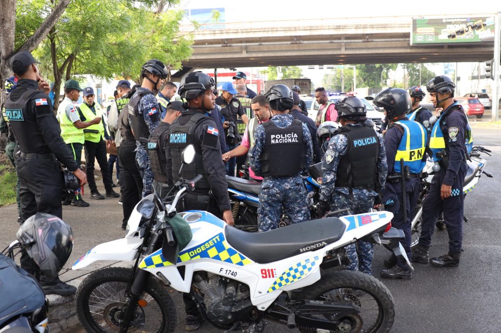 Policía, Intrant y Migración intervienen paradas de motoconchos en la capital