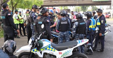 Policía, Intrant y Migración intervienen paradas de motoconchos en la capital