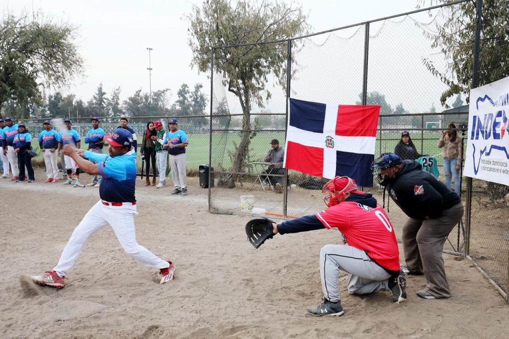 INDEX Chile reúne a la comunidad dominicana en exitoso encuentro deportivo de sóftbol