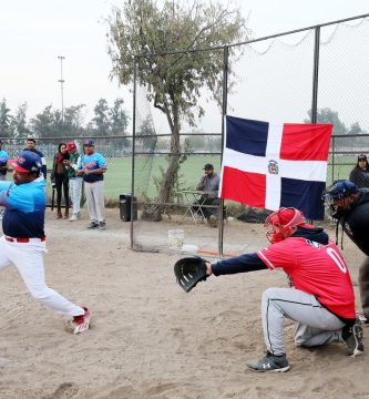 INDEX Chile reúne a la comunidad dominicana en exitoso encuentro deportivo de sóftbol