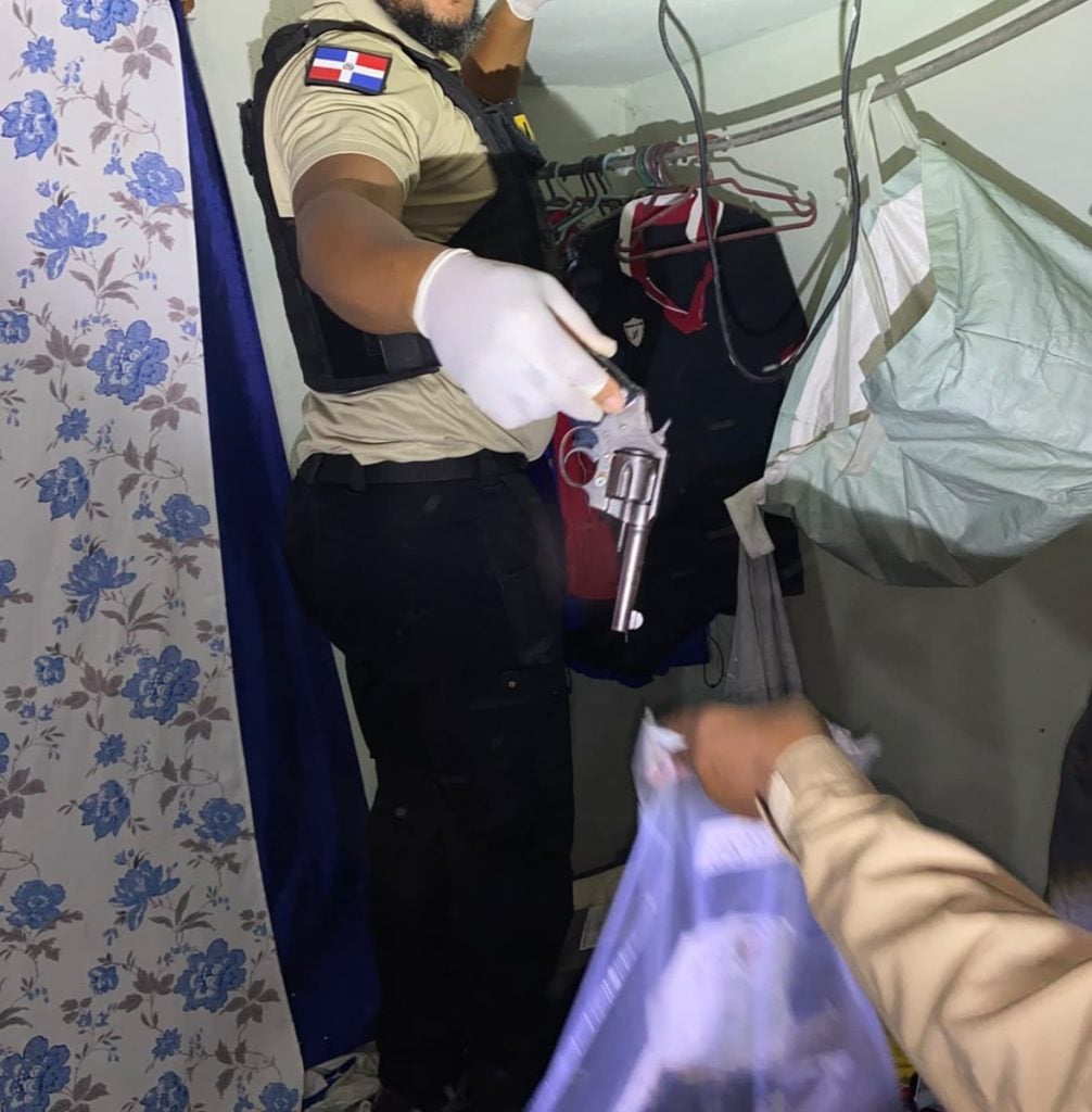 Arrestan microtraficante vinculado a supuesta red criminal con drogas y dos armas de fuego en Higüey