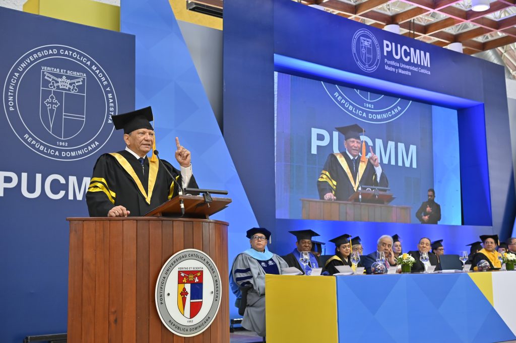 Presidente ejecutivo del Banco de Reservas exhorta a 1,149 graduados de la PUCMM a ser visionarios y valorar la ética