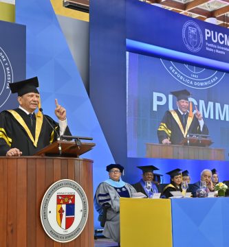 Presidente ejecutivo del Banco de Reservas exhorta a 1,149 graduados de la PUCMM a ser visionarios y valorar la ética