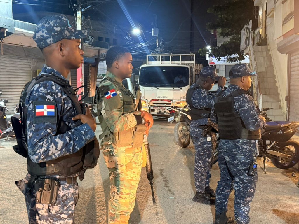 VIDEO: Ocupan vehículos, bocinas y cajones durante operativo preventivo en Los Guaricanos, SDN
