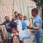Fundación Abraham Gómez Mateo acude en auxilio de madre de siete niños que perdió su hogar por crecida de cañada