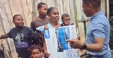 Fundación Abraham Gómez Mateo acude en auxilio de madre de siete niños que perdió su hogar por crecida de cañada