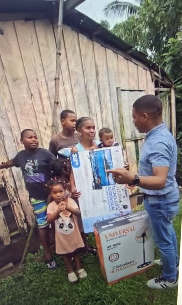Fundación Abraham Gómez Mateo acude en auxilio de madre de siete niños que perdió su hogar por crecida de cañada