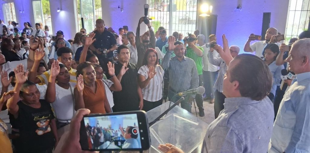 José Ignacio Paliza juramenta al Scretario General del Comité Municipal de la Fuerza del Pueblo de Cotuí