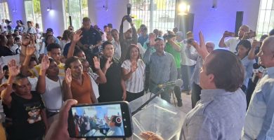 José Ignacio Paliza juramenta al Scretario General del Comité Municipal de la Fuerza del Pueblo de Cotuí