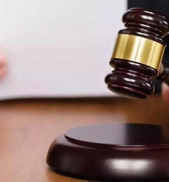 Dictan medidas de coerción contra conductor acusado de provocar accidente en que murió un agente de Migración