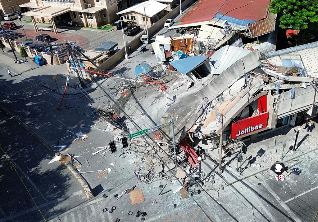 Se eleva a 32 los fallecidos por el terremoto en Filipinas