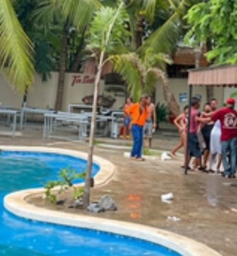 ¡A botellazo limpio! Varios heridos tras supuesta riña en parque acuático en Santiago