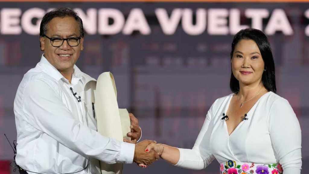 Roberto Sánchez toma ligera ventaja sobre Keiko Fujimori con el 93,92 % de los votos contados en Perú