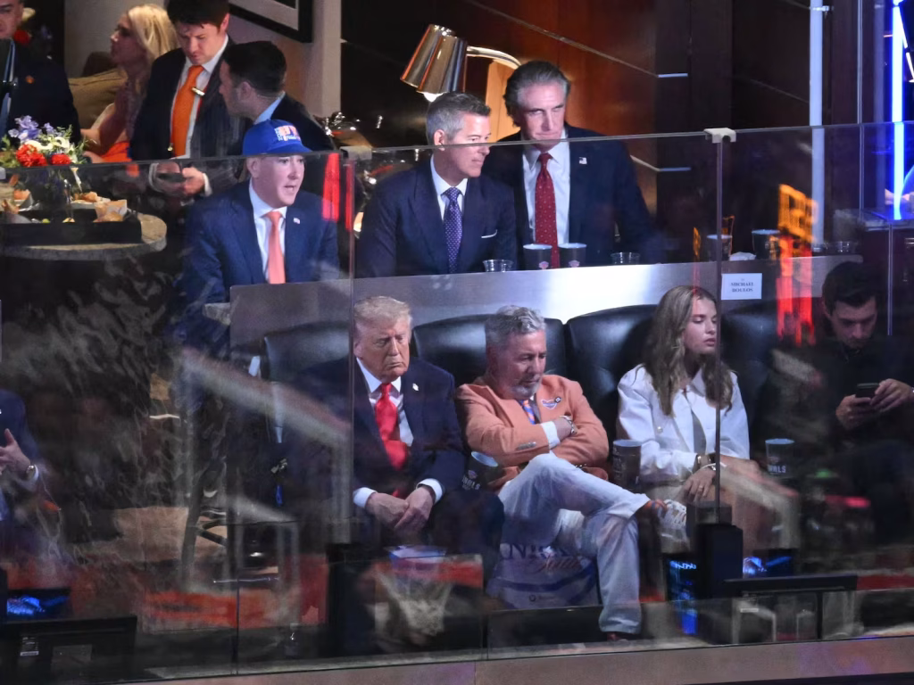 Presidente Donald Trump durmiéndose en pleno partido de las NBA Finals