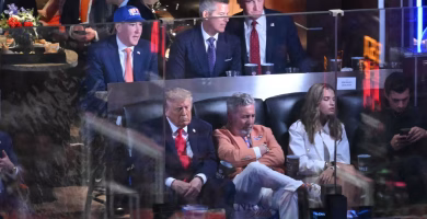 Presidente Donald Trump durmiéndose en pleno partido de las NBA Finals