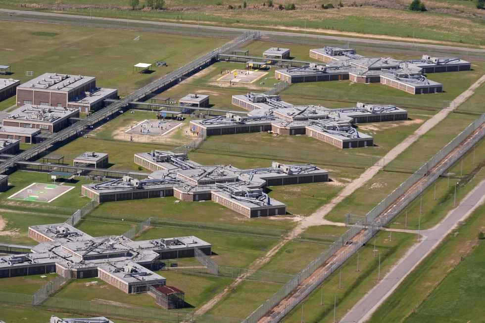 Cárcel del ICE en Luisiana reporta 2da muerte de un detenido en menos de 2 meses