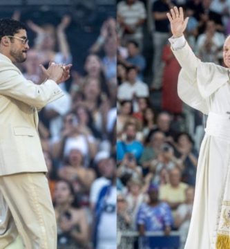 El papa saludó a Bad Bunny y a su familia en el Santiago Bernabéu