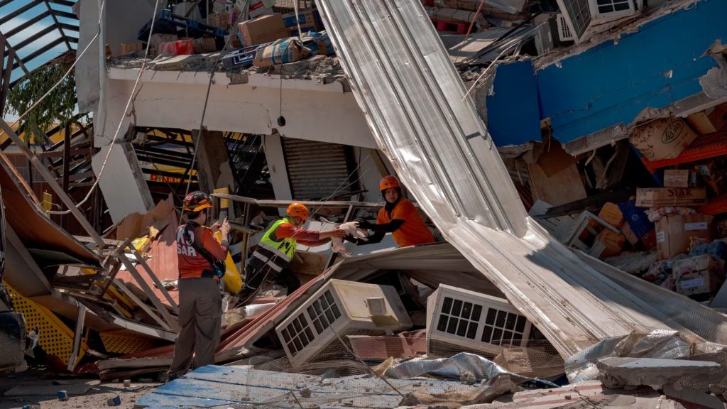 Terremoto de 7.8 deja al menos 38 muertos y 4 millones de niños sin clases en Filipinas