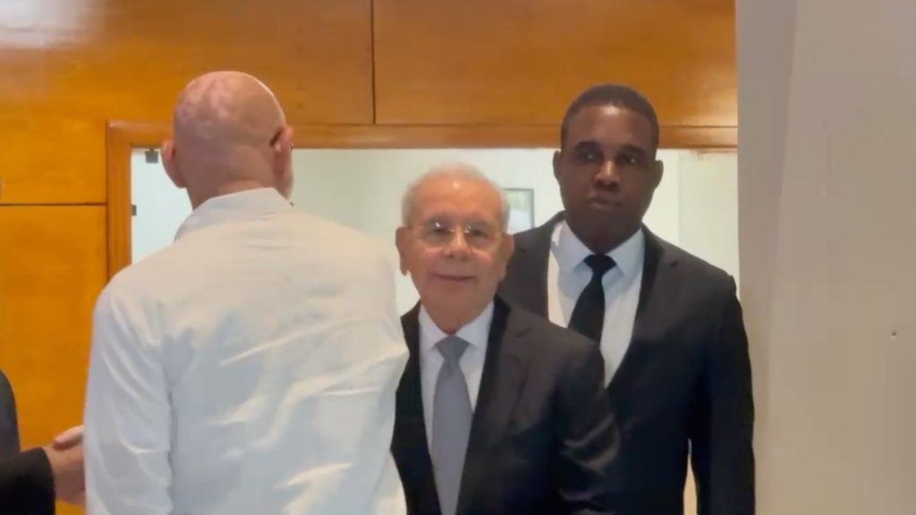Danilo Medina acude al velatorio de Luis Inchausti Rivera; no ofrece declaraciones