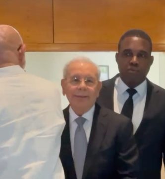 Danilo Medina acude al velatorio de Luis Inchausti Rivera; no ofrece declaraciones