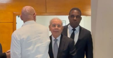 Danilo Medina acude al velatorio de Luis Inchausti Rivera; no ofrece declaraciones