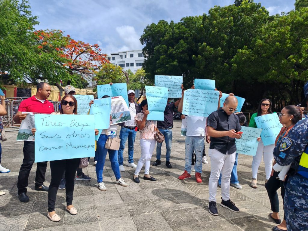 Comunitarios de Tireo alzan su voz frente al Palacio Nacional denunciando olvido y pronta ejecución de obras prometidas