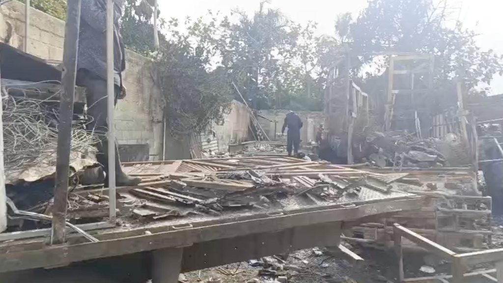 Incendio reduce a cenizas depósito de metales y plásticos en Cancino Adentro