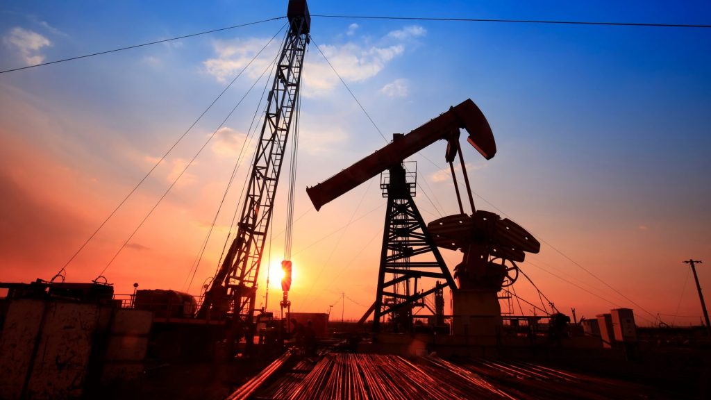 Petróleo de Texas cae 3,4% tras aumento del tráfico en el estrecho de Ormuz