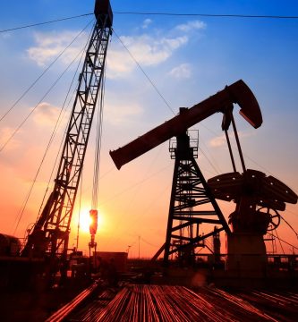 Petróleo de Texas cae 3,4% tras aumento del tráfico en el estrecho de Ormuz