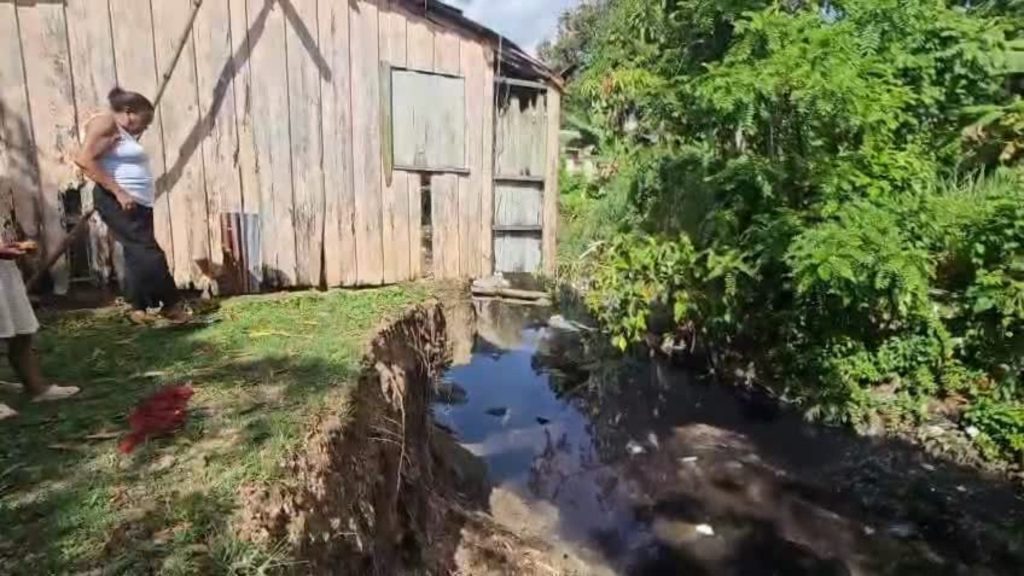 Al borde del colapso: doce viviendas en riesgo ante crecida de cañada