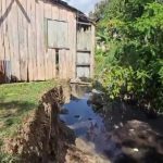 Al borde del colapso: doce viviendas en riesgo ante crecida de cañada
