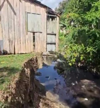 Al borde del colapso: doce viviendas en riesgo ante crecida de cañada