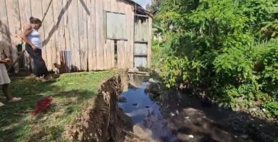 Al borde del colapso: doce viviendas en riesgo ante crecida de cañada